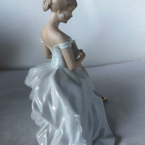 FIGURINE