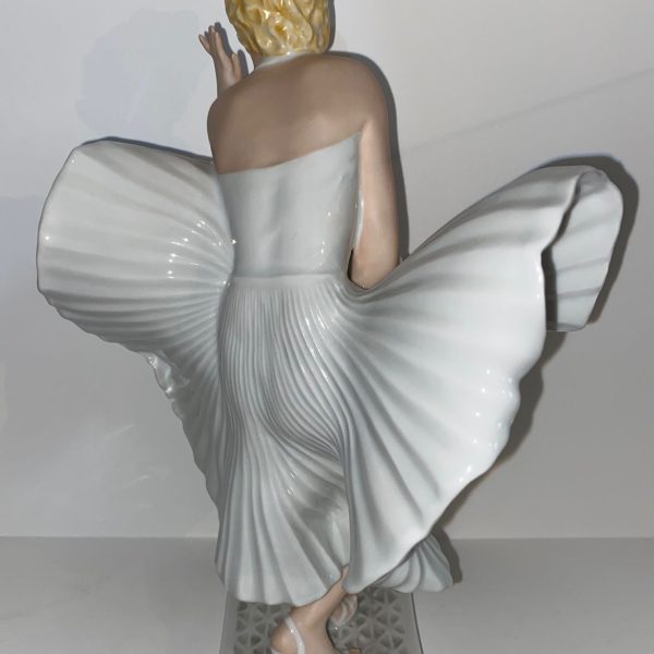 FIGURINE