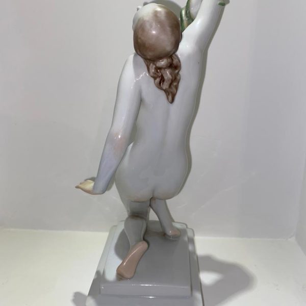 FIGURINE