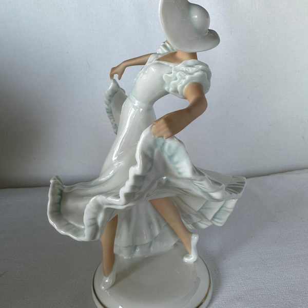 FIGURINE