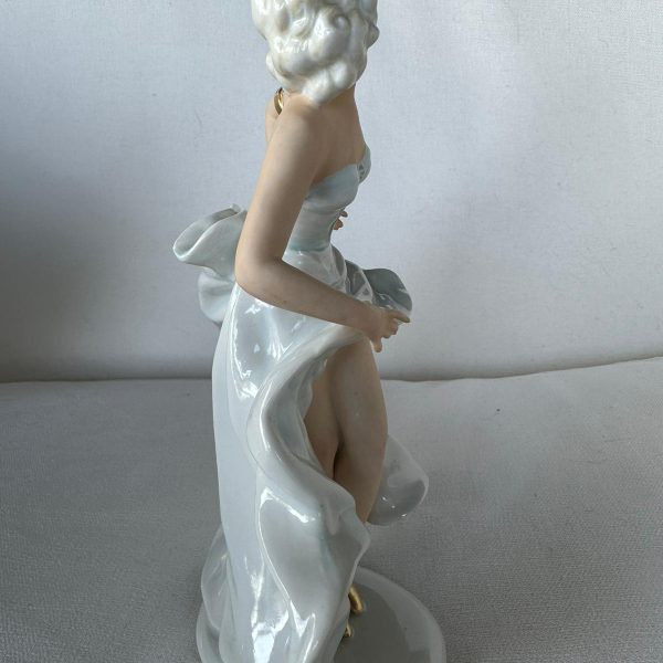 FIGURINE