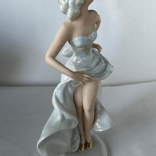 FIGURINE