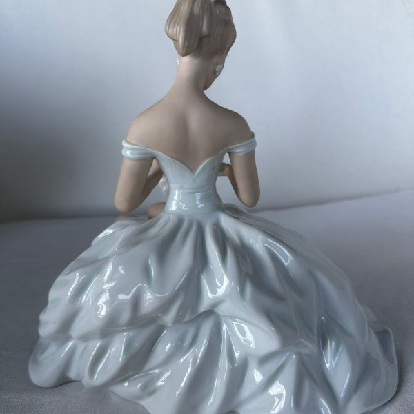 FIGURINE