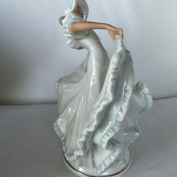 FIGURINE