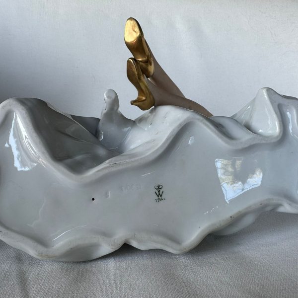 FIGURINE